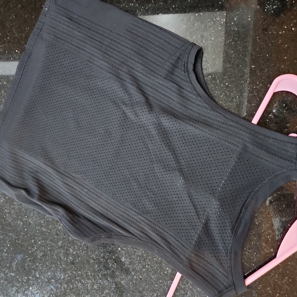 Lululemon black tank excellent condition Size 2 - Picture 4 of 4